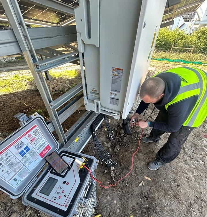 técnico instalando un sistema de placas